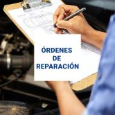 Mecánico que está rellenando un pedido de reparación para talleres mecánicos y de chapa y pintura de Infopro Digital Automotive