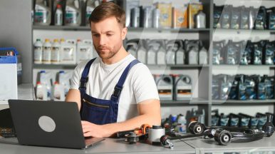 Un taller comprando recambios a través de una plataforma digital conectada al programa del recambista