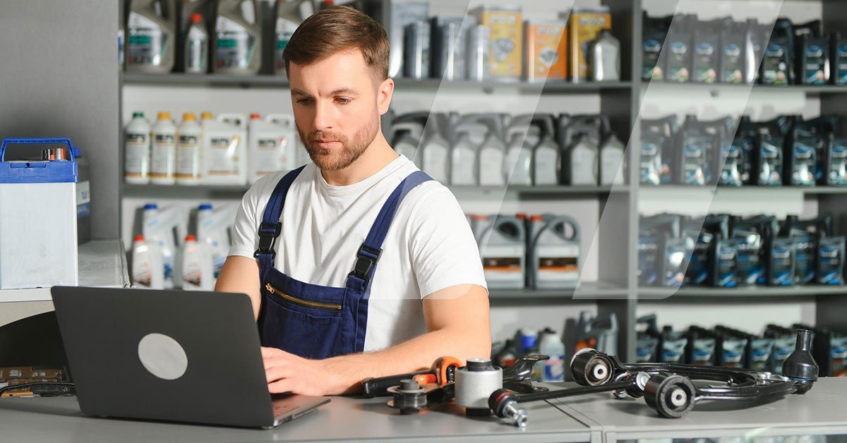 Un taller comprando recambios a través de una plataforma digital conectada al programa del recambista