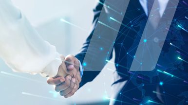 2 personas estrechando sus manos simbolizando el comercio electrónico de piezas de recambio b2b y b2c