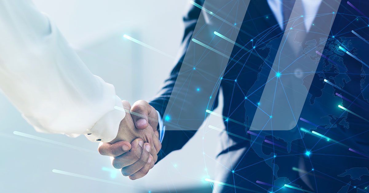 2 personas estrechando sus manos simbolizando el comercio electrónico de piezas de recambio b2b y b2c