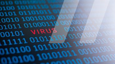 Imagen de código binario y en medio la palabra virus representando un ciber ataque