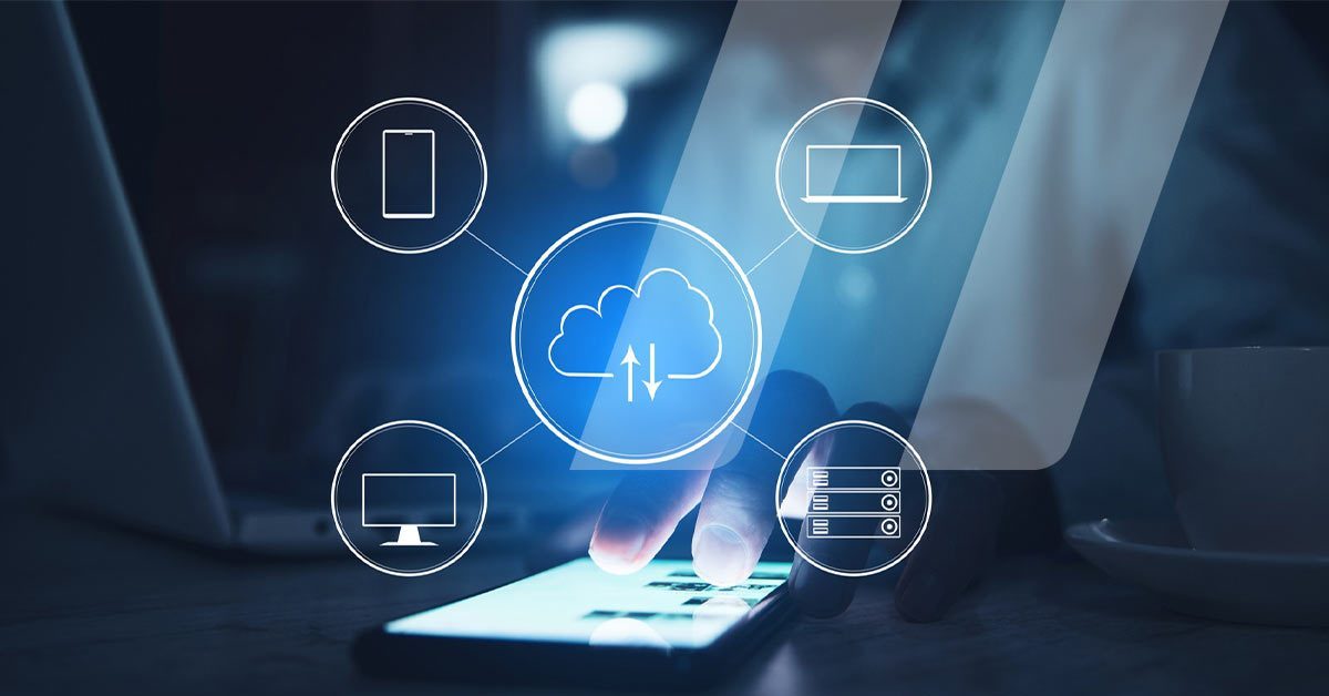 Un dispositivo electrónico con iconos que representan los respaldos de datos en la nube