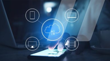 Un dispositivo electrónico con iconos que representan los respaldos de datos en la nube