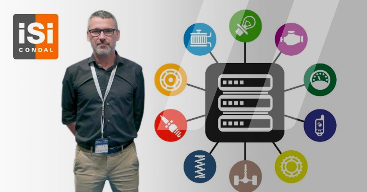 Un técnico responsable del departamento de soporte con un icono de un servidor y otros a su alrededor que representan la correcta estructuración de una base de datos.