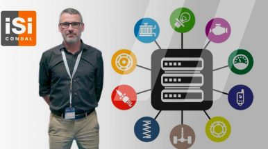 Un técnico responsable del departamento de soporte con un icono de un servidor y otros a su alrededor que representan la correcta estructuración de una base de datos.