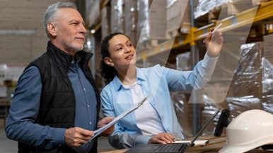 Empleados analizan el stock de un almacén de distribución de Automoción mediante cross docking