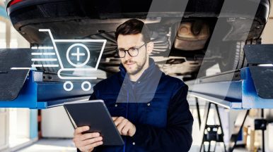 Un mecánico utiliza una tablet para comprar recambios online