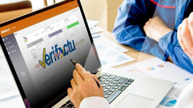 Un ordenador portátil con Atelio Pro y el logo de Verifactu representando la integración dentro del programa Atelio Pro