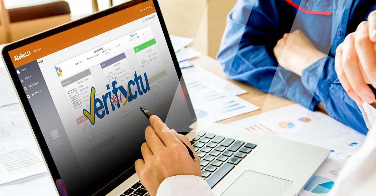 Un ordenador portátil con Atelio Pro y el logo de Verifactu representando la integración dentro del programa Atelio Pro