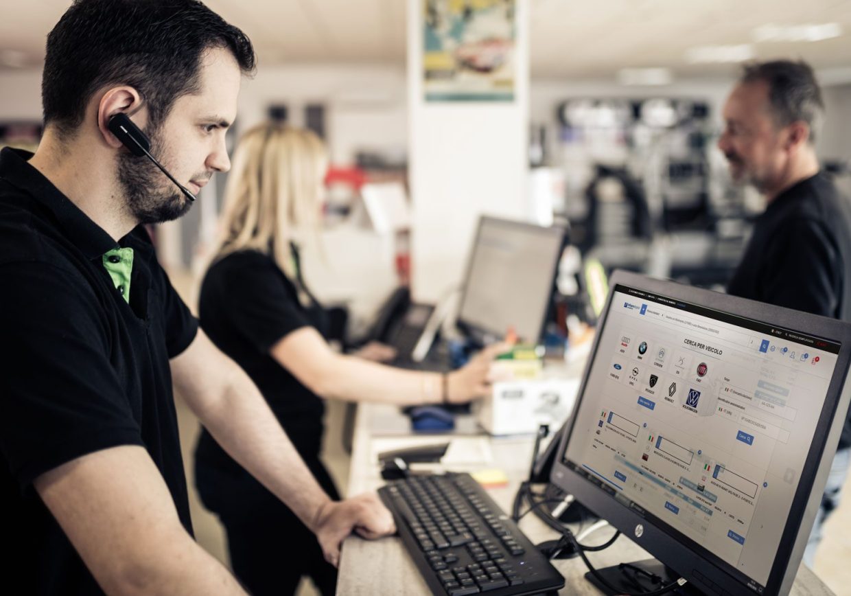Distributeur au comptoir utilisant OnePro Shop, catalogue unique OE/IAM pour distributeurs et ateliers.