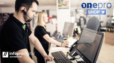 Ricambista auto che sta utilizza la piattaforma OnePro Shop di Infopro Digital Automotive per gestire ordini di ricambi B2B online in modo rapido e connesso